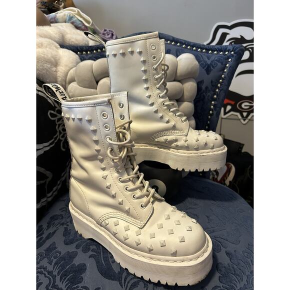 RARE Dr Martens 60th Anniversary Jadon Quad White 18 Eye Stud Boots Size 8/EU 39 - Picture 1 of 8